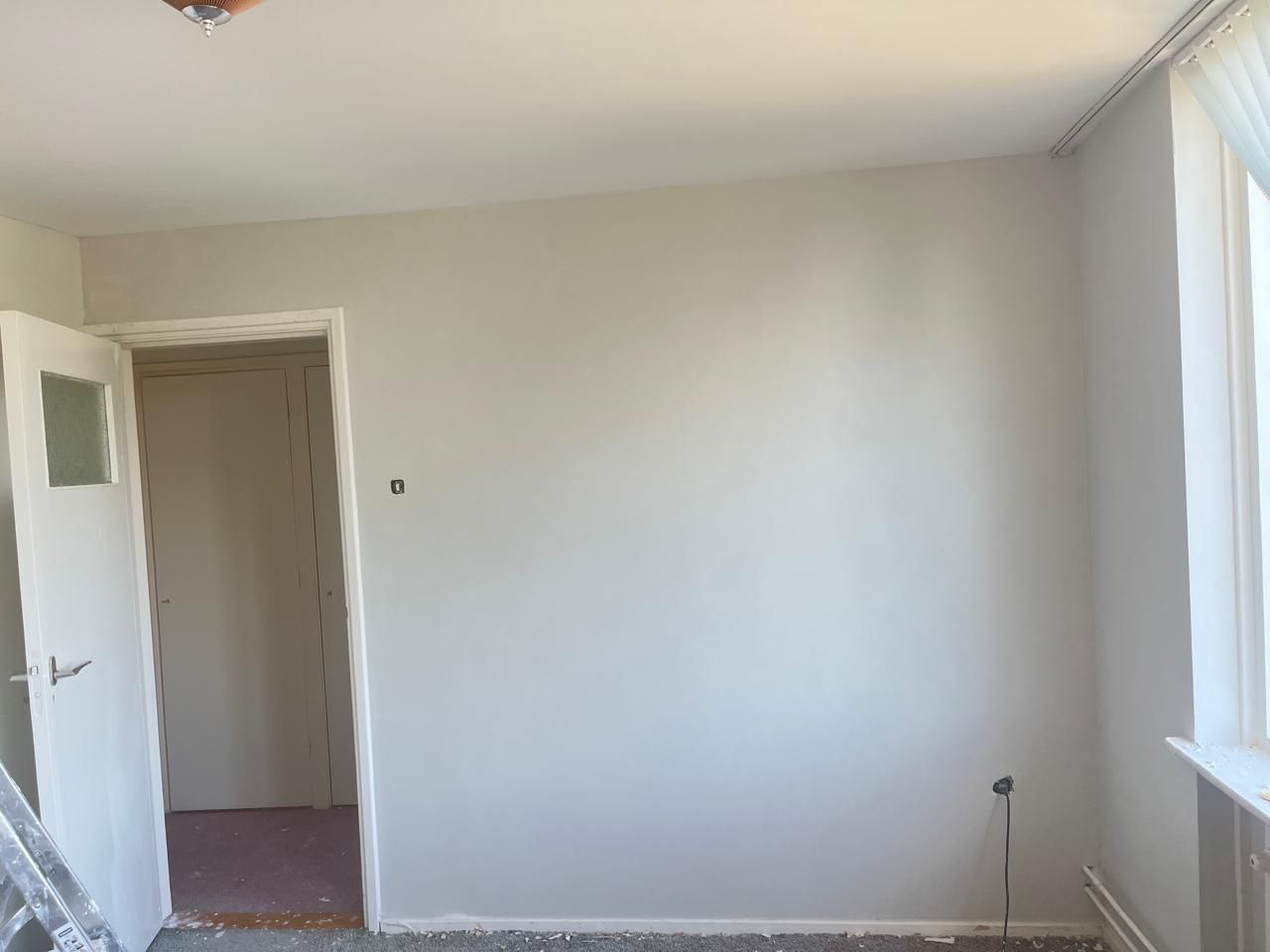Afgewerkte slaapkamer met gladde wanden en plafond