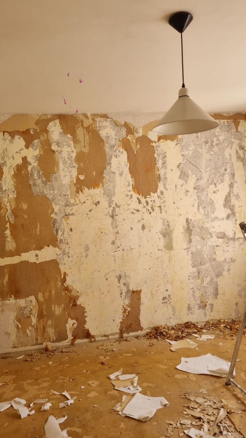 Slaapkamerwand teruggebracht tot kale ondergrond
