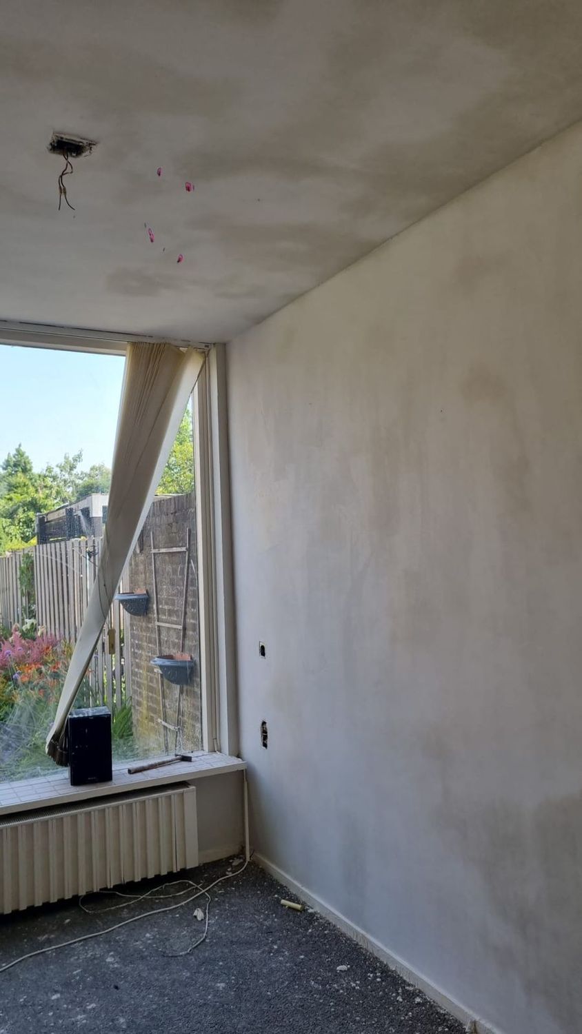 Slaapkamer met verse grijze stuclaag op wand en plafond